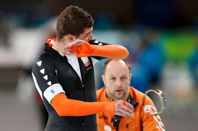 Když se trenér splete - Jeho kouč Gerard Kemkers byl po závodě zdrcený. "Beru odpovědnost na sebe. Zhroutil se mi svět," odvětil muž, který sám na olympijských hrách v Kanadě medaili získal. Více si můžete přečíst zde