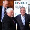 zprava politolog Jacques Rupnik, uprostřed Petr Pithart vedle bývalého německého prezidenta Joachim Gauck