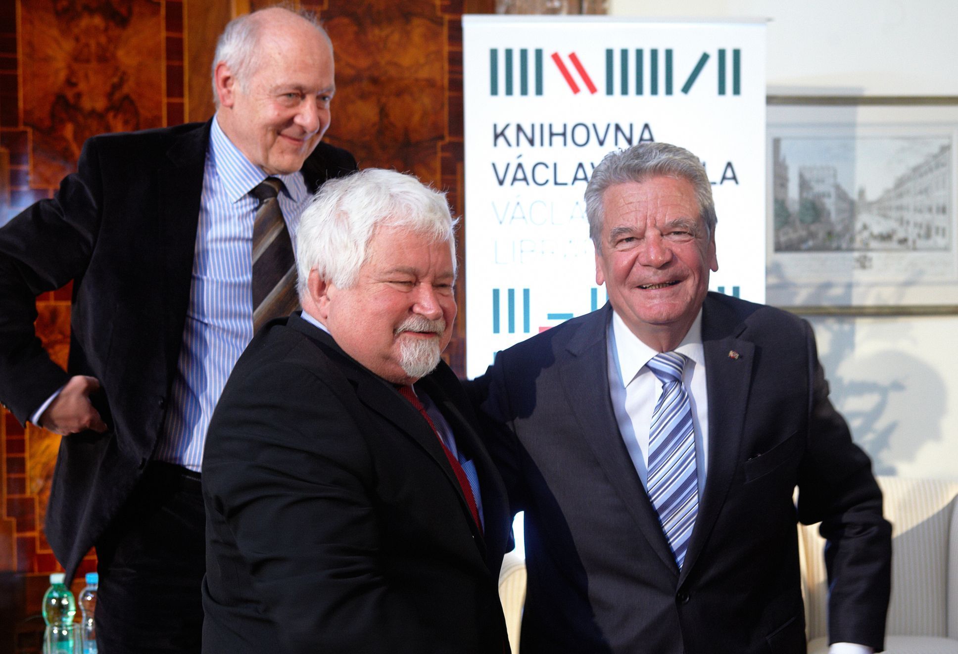zprava politolog Jacques Rupnik, uprostřed Petr Pithart vedle bývalého německého prezidenta Joachim Gauck