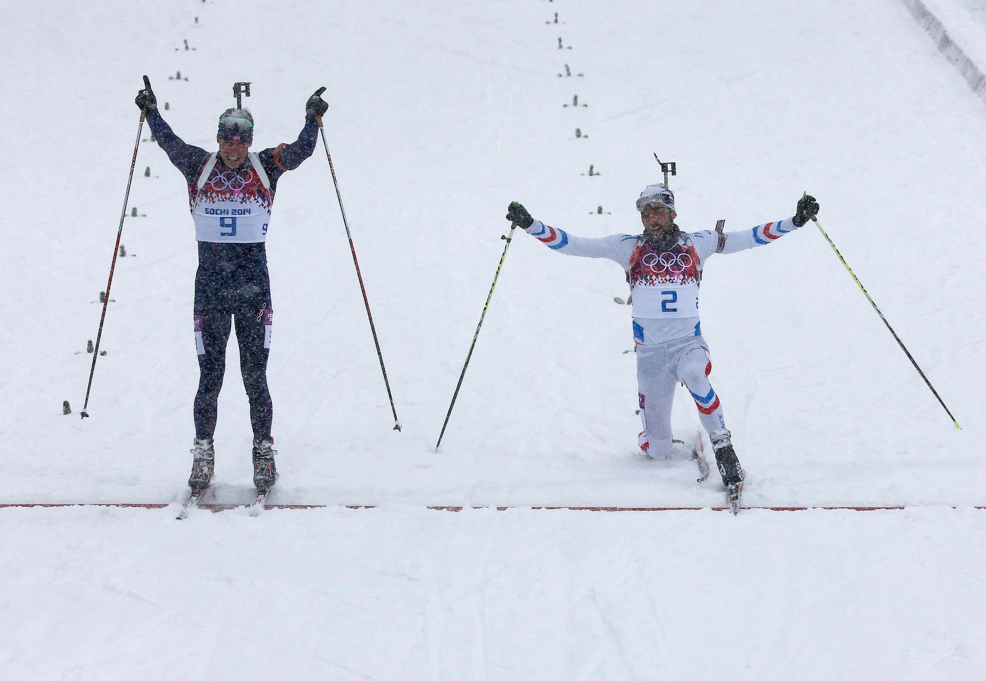 Soči 2014, biatlon hromadný start M: Emil Hegle Svendsen (vlevo) a Martin Fourcade