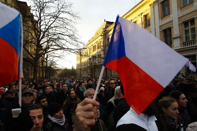 Řada účastníků si přinesla české vlajky.