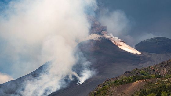 Dáma prstenů tančí v oblacích dýmu: Etna znovu rozehrála ohnivou symfonii
