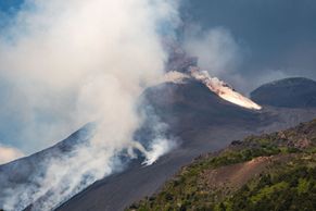 Dáma prstenů tančí v oblacích dýmu: Etna znovu rozehrála ohnivou symfonii