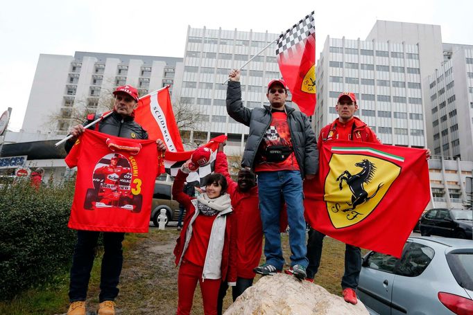 Fanoušci Ferrari před nemocnicí v Grenoblu, kde leží Michael Schumacher