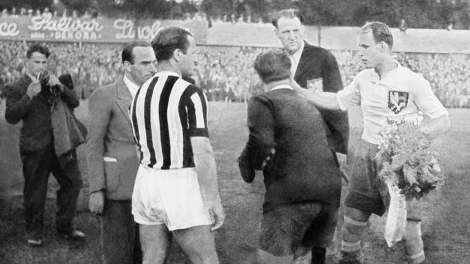 František Kloz (v bílém) před čtvrtfinále Středoevropského poháru mezi SK Kladno a italským Juventusem