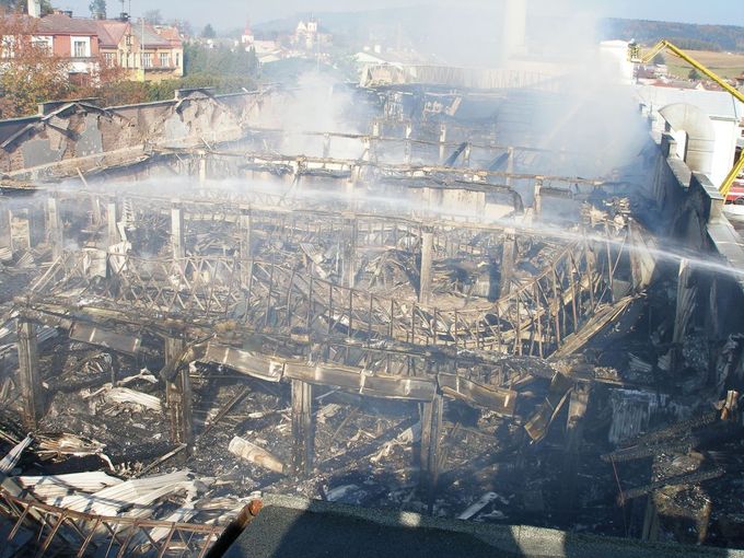 Rozsáhlý požár výrobní haly likvidovali 16. října hasiči v Nové Pace na Jičínsku. Hořela hala společnosti na výrobu medicínských textilií.