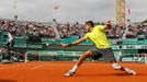 Argentinský tenista Juan-Martin Del Potro odráží míček v utkání s Chorvatem Marinem Čiličem ve 3. kole French Open 2012.