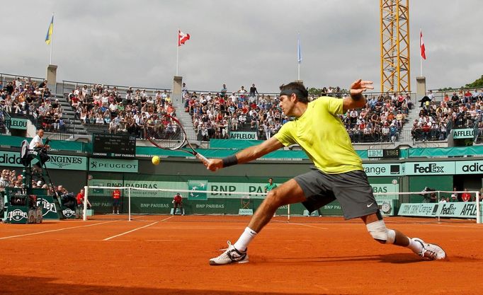 Argentinský tenista Juan-Martin Del Potro odráží míček v utkání s Chorvatem Marinem Čiličem ve 3. kole French Open 2012.