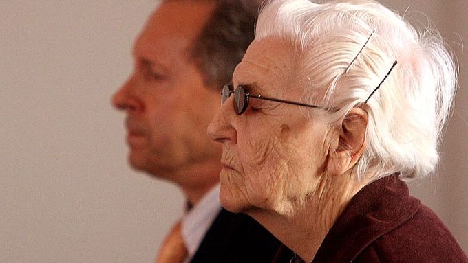 Sedmaosmdesátiletá Ludmila Brožová Polednová u soudu, který ji vyměřil nepodmíněný trest.