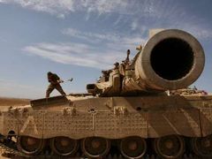 Izraelský voják připravuje svůj tank nedaleko pásma Gazy (archivní foto)