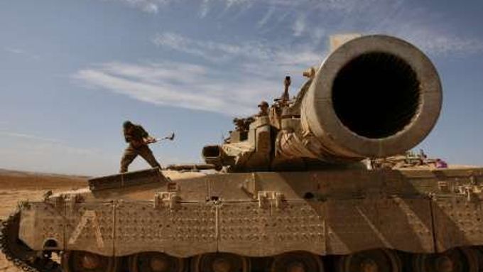 Izraelský voják připravuje svůj tank na ofenzívu do palestinského pásma Gazy. Izraelské jednotky už postoupili k egyptské hranici. Operace má pode slov armády zabránit pašování zbraní.