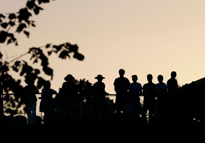 Fanoušci na letošním Wimbledonu při západu slunce.