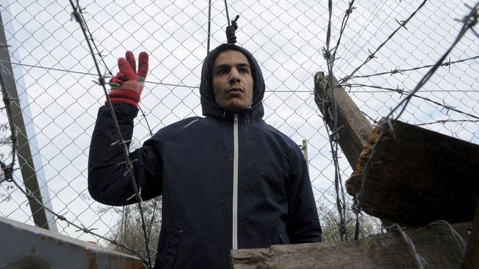 Uprchlík, uvízli na řecko-makedonské hranici. Makedonci staví plot a z Řecka pouštějí jen občany Sýrie, Iráku a Afghánistánu.