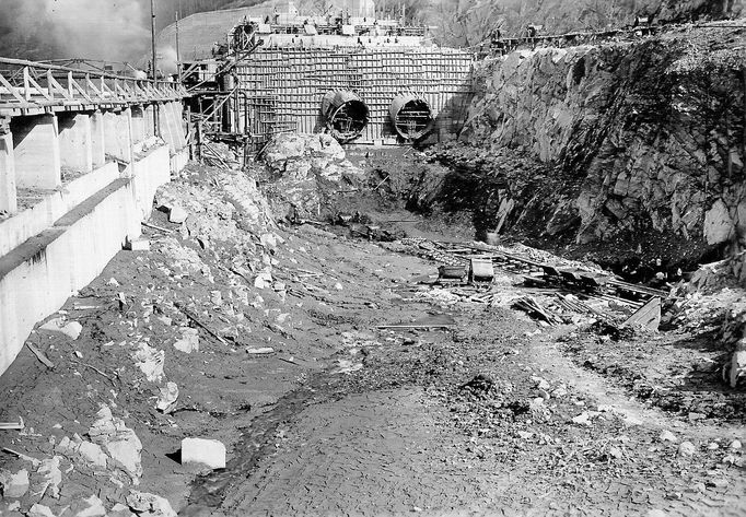 Historická fotografie zachycující výstavbu vodní nádrže Štěchovice, která probíhala mezi lety 1937 a 1944, navzdory válečným komplikacím.