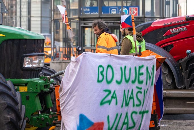 Protest části zemědělců s traktory v Praze na magistrále a před ministerstvem zemědělství, 19. 2. 2024.