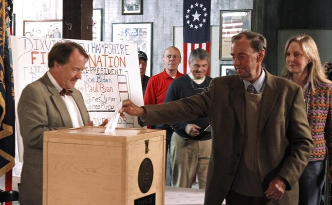 The 10 registered voters in the small village of Dixville Notch, New Hampshire cast the first election day ballots of the U.S. presidential election moments after midnight November 6, 2012. REUTERS/Herb Swanson (UNITED STATES - Tags: POLITICS USA PRESIDENTIAL ELECTION ) Published: Lis. 6, 2012, 5:45 dop.