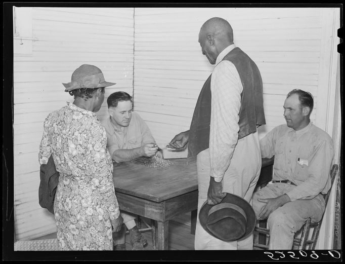 Manažer dostává výplatu na plantáži v Mississippi, 1939.