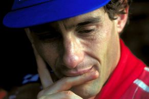 Tak odešla legenda formule 1. Senna se zabil na den zamilovaných