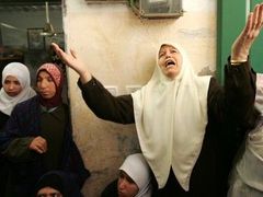 Příbuzní truchlí za Fuáda Abú Marofa, zabitého při posledním střetu mezi palestinci a izraelci v pásmu Gazy.