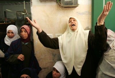 Truchlící palestinská matka