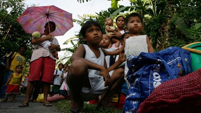 Foto: Sopka Mayon se probudila k životu, Filipínci utíkají z domovů