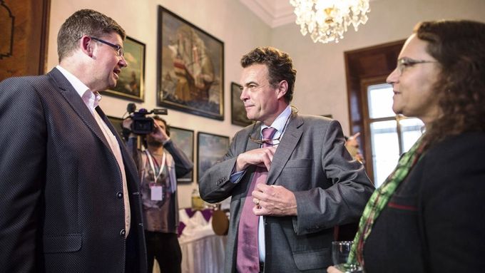 Senátor Tomáš Czernin (uprostřed) zatím nemá protikandidáta do voleb o vedení TOP 09. Současný předseda Jiří Pospíšil (vlevo) zatím obhajobu křesla neoznámil.