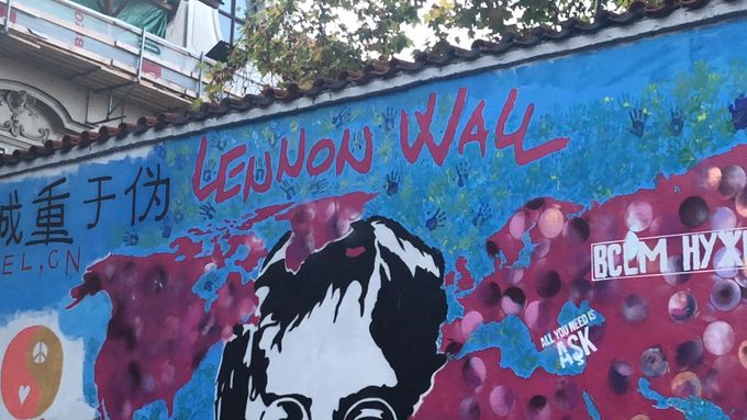 Lennonova zeď v Praze se přeměnila na venkovní galerii, sprejování je tu zakázané