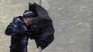 A pedestrian walks into wind-driven snow in Boston, Massachusetts February 8, 2013 at the beginning of what is forecasted to be a major winter snow storm. REUTERS/Brian Snyder (UNITED STATES - Tags: ENVIRONMENT TPX IMAGES OF THE DAY) Published: Úno. 8, 2013, 9:47 odp.