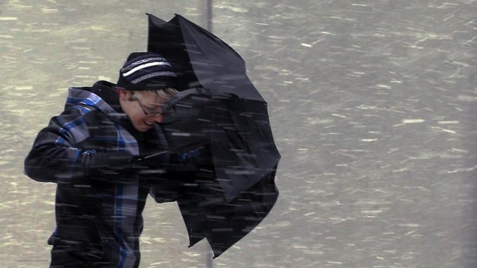 Chodec v Bostonu se potýká se sněhovou bouří a s deštníkem.