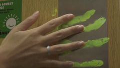 VIDEO Lidé na pracovišti roznášejí bakterie