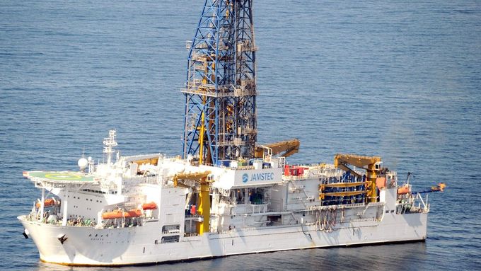 Japonská vědecká loď pro hlubinné vrty Chikyu bude od ledna zkušebně těžit vzorky zemin vzácných kovů z mořského dna v hloubce kolem 5500 metrů.