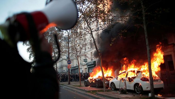 Protesty v Paříži.