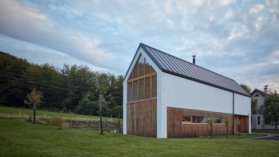 V Beskydech postavili moderní valašský dům. Nemá plot a nad ložnicí roste tráva