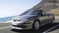 Saab 9-3 Cabrio (2005), 150 tisíc korun - Švédská devět-trojka byla ve své době považovaná za jedno z nejkrásnějších aut bez střechy. Věk jí tolik neubral. Kousků je ale na českém trhu pomálu. To kdybyste hledali sedan nebo kombi, výběr je obrovský a s cenami běžně pod 100 tisíc.