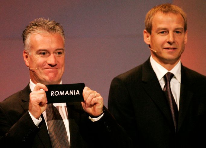 Bývalý kapitán evropských šampionů z Francie Didier Deschamps právě do skupiny C vylosoval Rumuny, pro které budou soupeřem Nizozemsko, Francie a Itálie. Po jeho levé ruce Němec Jürgen Klinsmann.