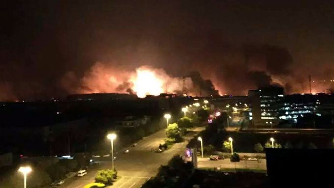Mohutné výbuchy nebezpečného materiálu otřásly ve středu průmyslovou zónou v čínském přístavním velkoměstě Tchien-ťin. Desítky lidí zemřely a stovky jich jsou zraněny.