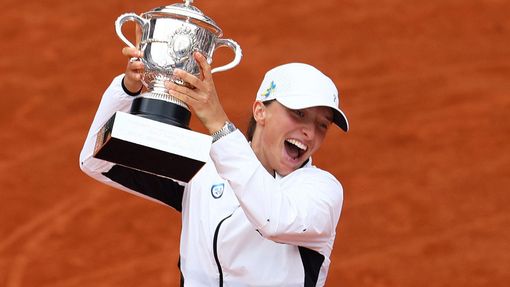 Iga Šwiateková s trofejí pro vítězku French Open 2023.