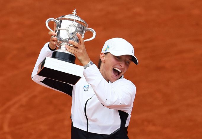 Iga Šwiateková s trofejí pro vítězku French Open 2023.