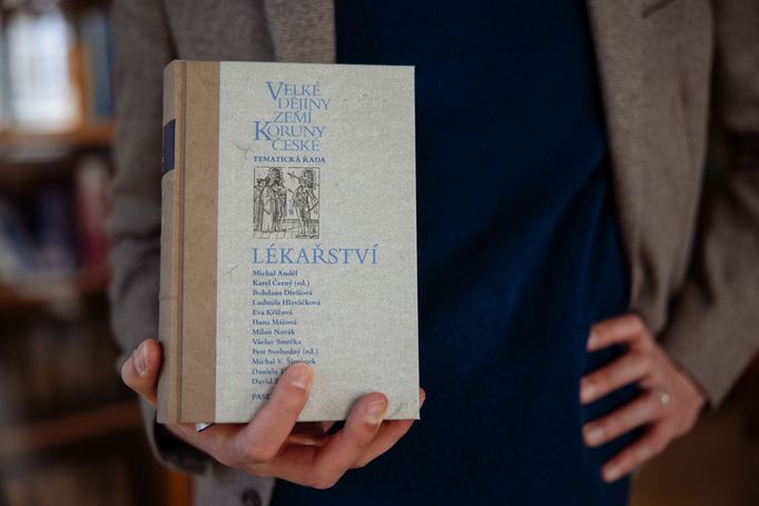 Publikace Lékařství je napsaná tak, aby zaujala širokou veřejnost, ne jen studenty medicíny, říká spoluautor knihy Karel Černý.