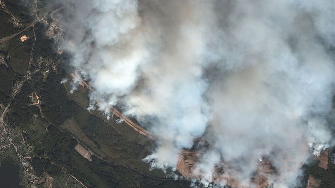 Ruský muniční sklad v Toropci po útoku ukrajinských dronů masivně vybuchoval.