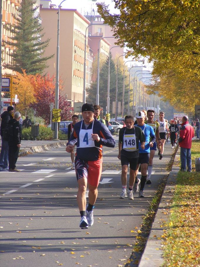 Závodníci probíhají Hlavní třídou v Ostravě - Porubě při svátečním čtvrtmaratonu.