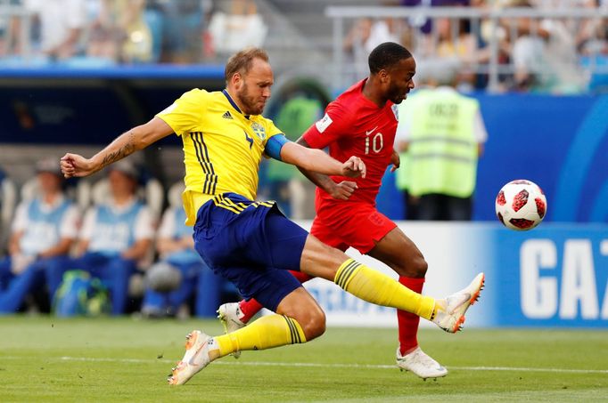 Andreas Granqvist a Raheem Sterling v zápase Švédsko - Anglie na MS 2018