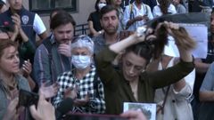 Protesty v Iranu. Ženy si stříhají vlasy a pálí hidžáby