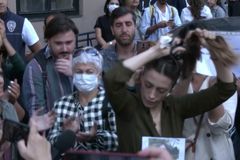 Ženy zatýkají i kvůli nevhodným botám. Jak funguje obávaná íránská mravnostní policie
