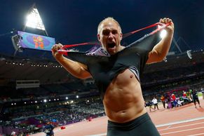 Německý Hulk na olympiádě trhal dres a skotačil v překážkách