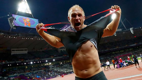 Německý Hulk na olympiádě trhal dres a skotačil v překážkách