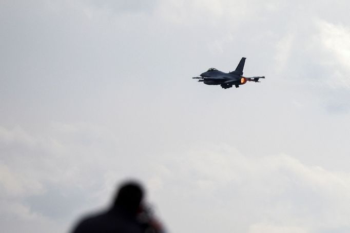 Stíhačka F-16 letí nad městem Kuçova.