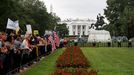 Demonstrace bělošských nacionalistů ve Washingtonu, která se konala přesně rok po násilných střetech v Charlottesville.