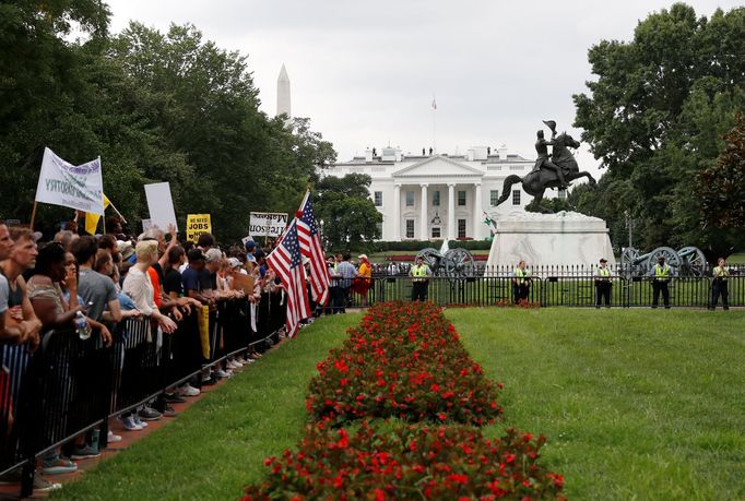 Demonstrace bělošských nacionalistů ve Washingtonu, která se konala přesně rok po násilných střetech v Charlottesville.