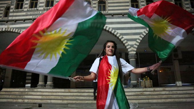 Žena s kurdskými vlajkami v Turecku.